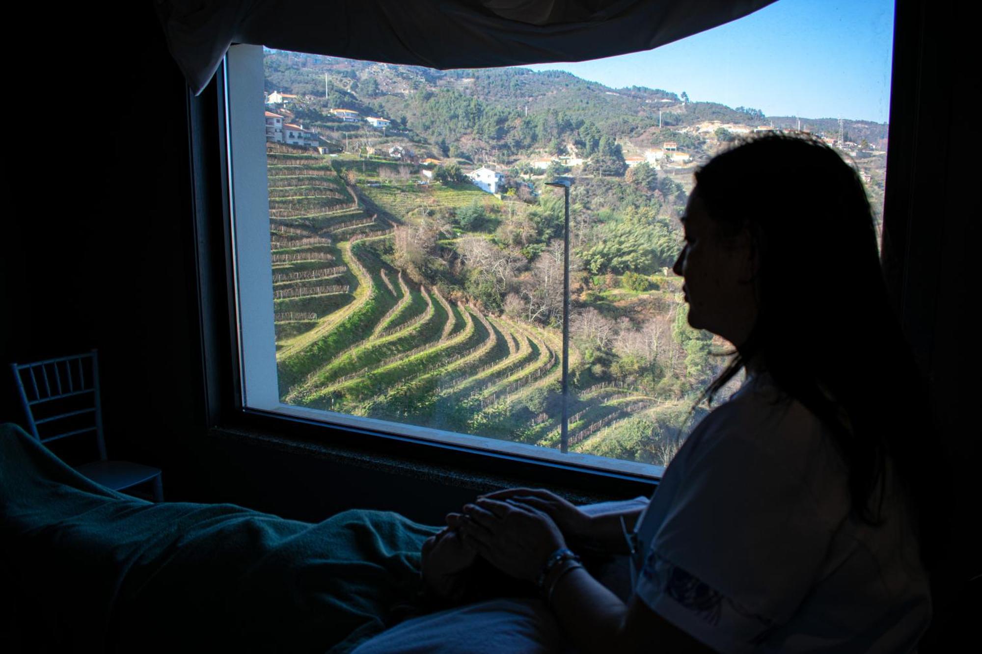 Mw Douro Wine & Spa Santa Marta de Penaguião Εξωτερικό φωτογραφία A woman looking out of a window