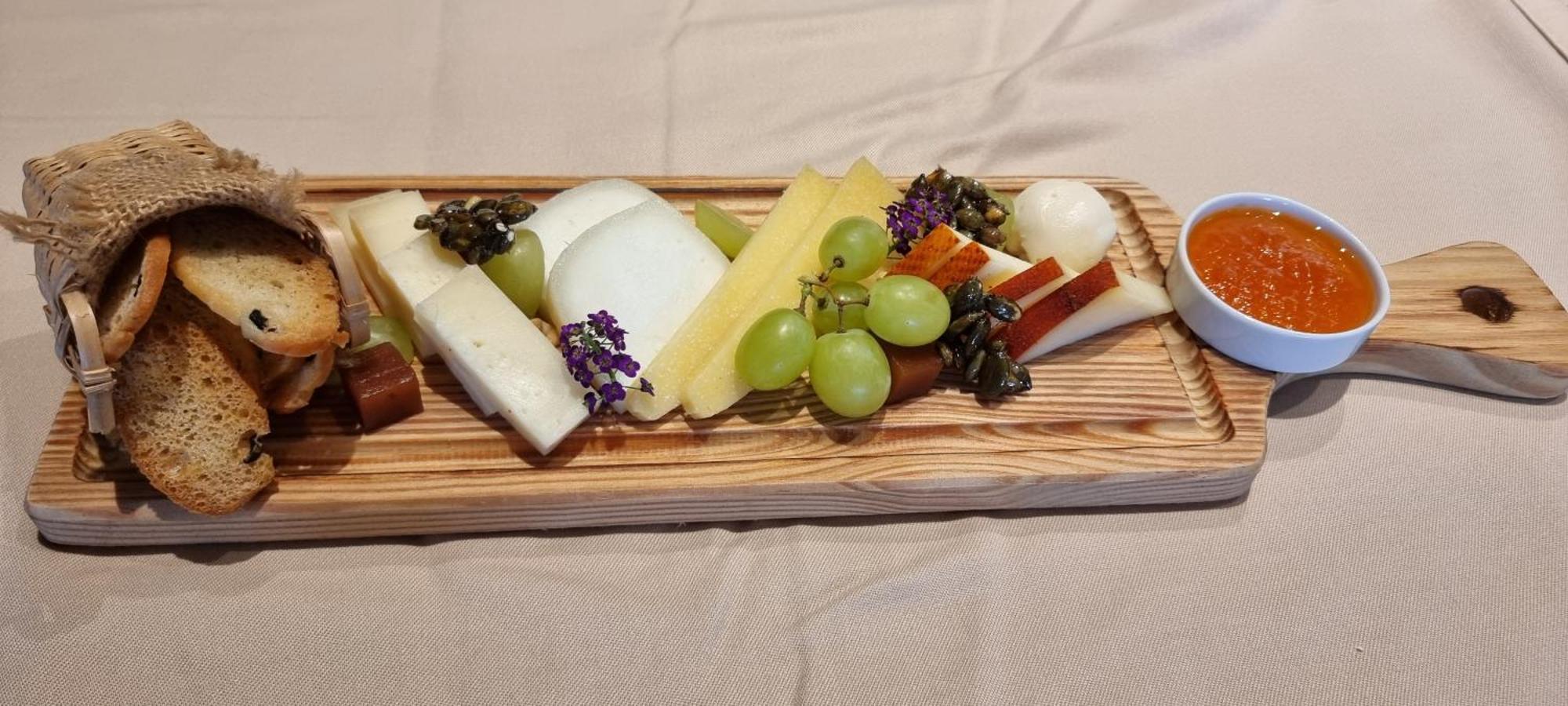 Mw Douro Wine & Spa Santa Marta de Penaguião Εξωτερικό φωτογραφία Cheese platter
